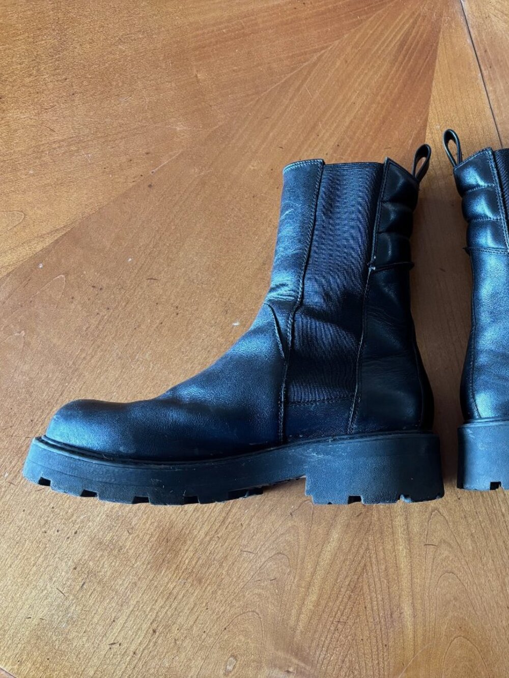 Vagabond Kenova Lugged Chelsea boot